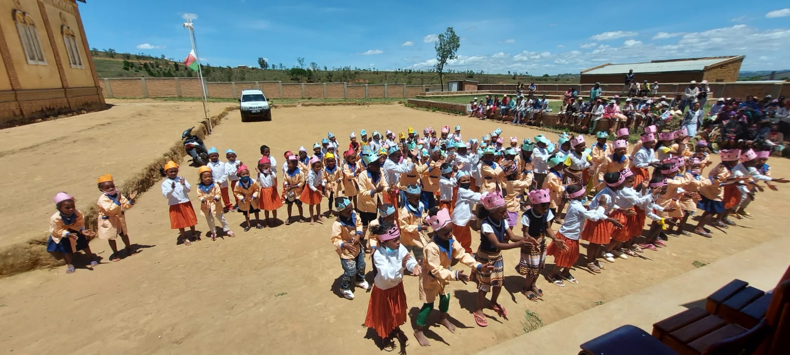 Dotation de fournitures scolaires et dispositifs de lavage des mains à la Sainte-Famille Mangabe Fenoarivo