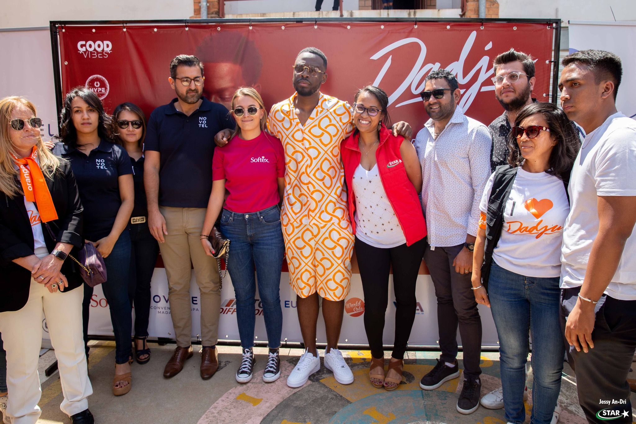 Remise de dons en présence de la star internationale Dadju à l’association Graines de bitumes