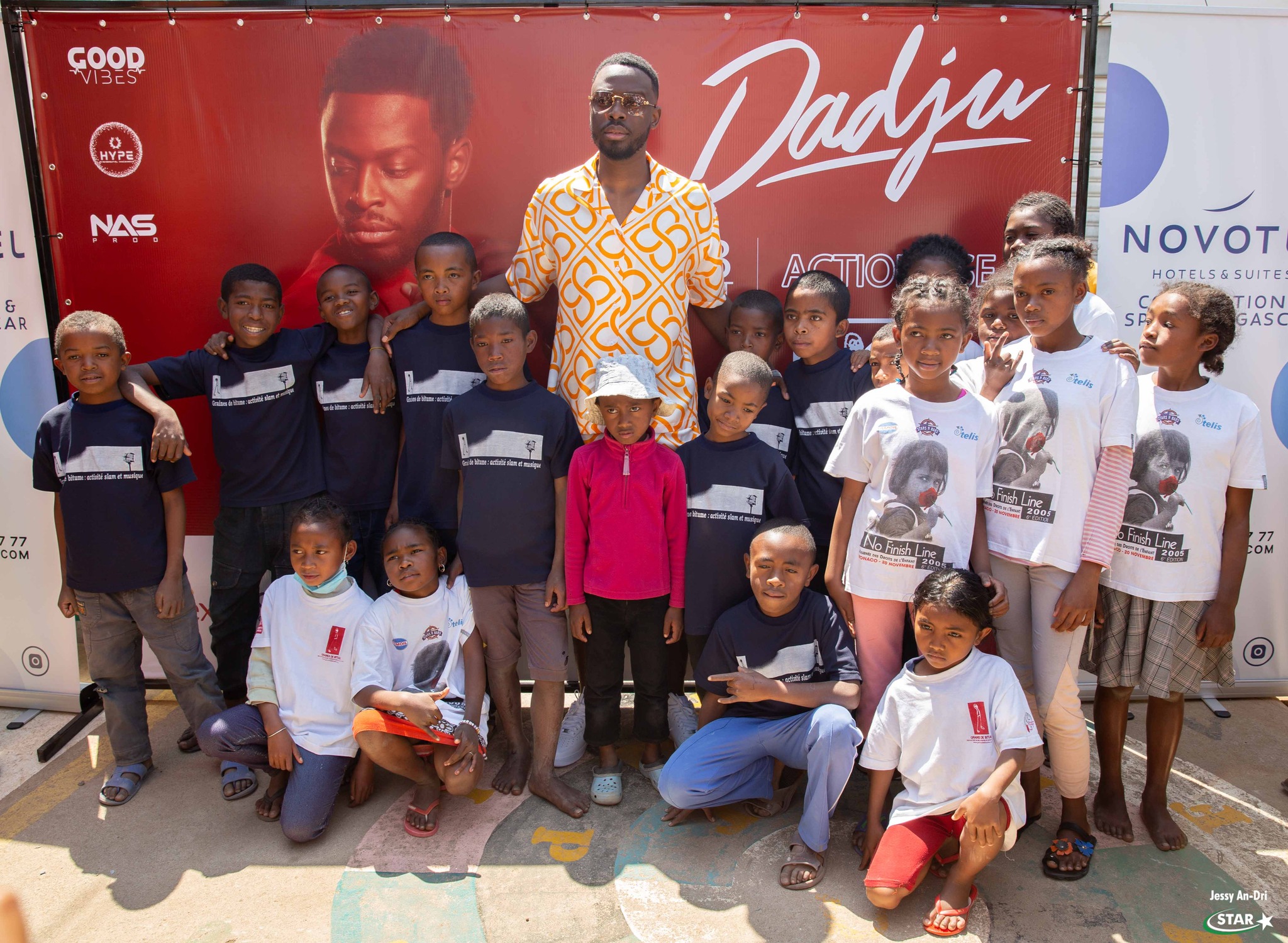 Remise de dons en présence de la star internationale Dadju à l’association Graines de bitumes