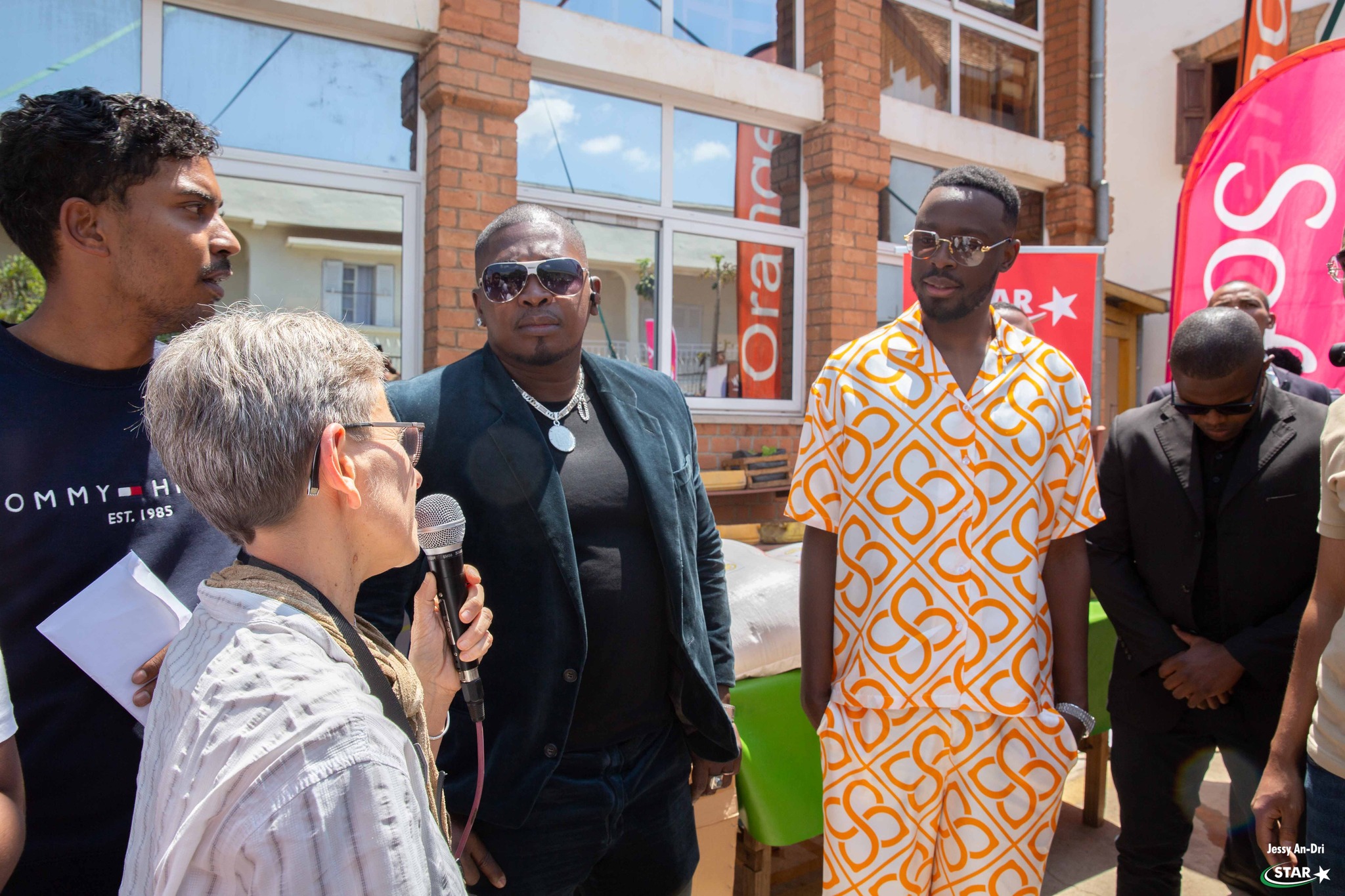 Remise de dons en présence de la star internationale Dadju à l’association Graines de bitumes