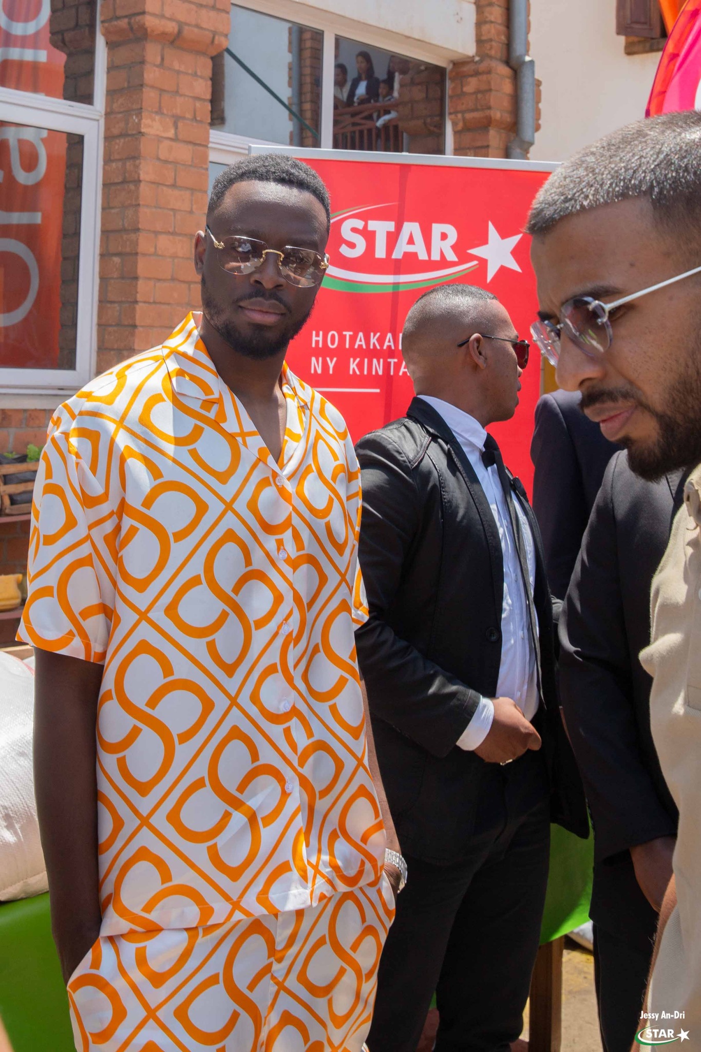 Remise de dons en présence de la star internationale Dadju à l’association Graines de bitumes