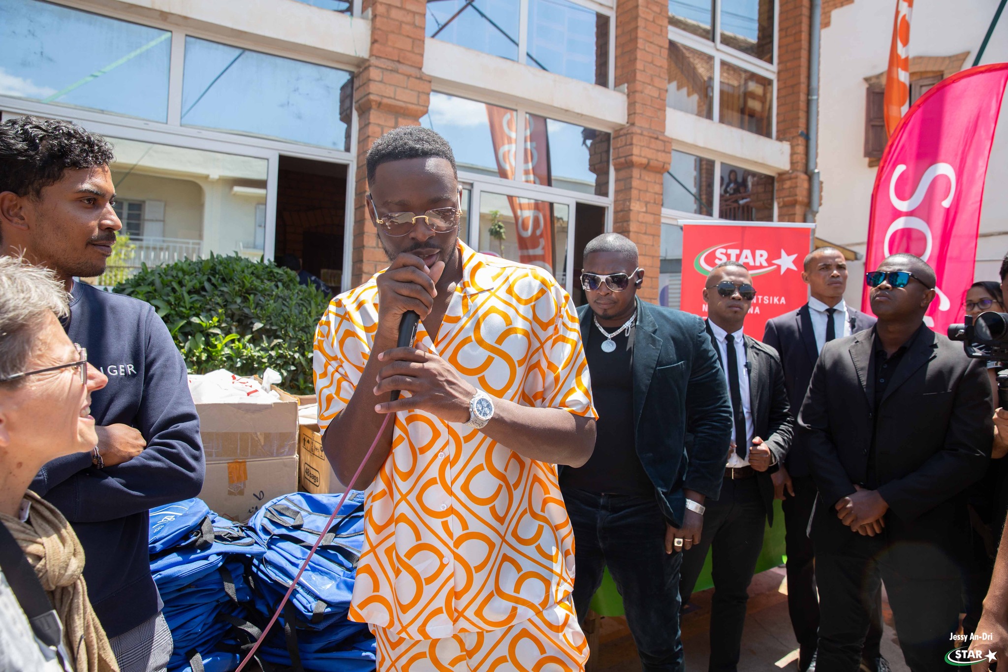 Remise de dons en présence de la star internationale Dadju à l’association Graines de bitumes